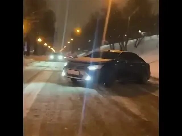 песня снег с дождем пошел. снег за окном. поздняя дождливая осень. женщина в метель. танцевать под дождем.