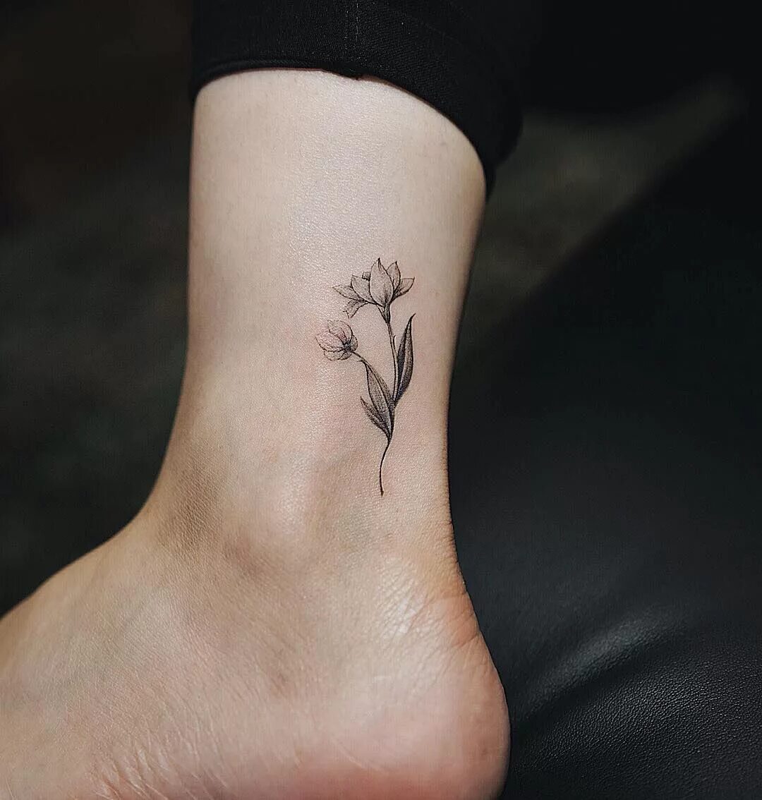 тату на ноге для девушек. тату на лодыжке для девушек маленькие. маленькие тату для девушек на ноге. тату на щиколотке женские маленькие. маленькие тату на щиколотку.