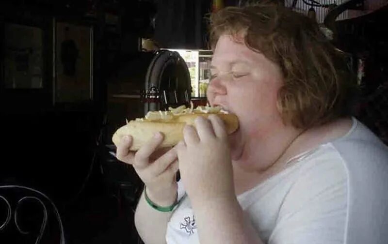 Большие жирные тетки. Толстая девочка ест. Жирные булки.