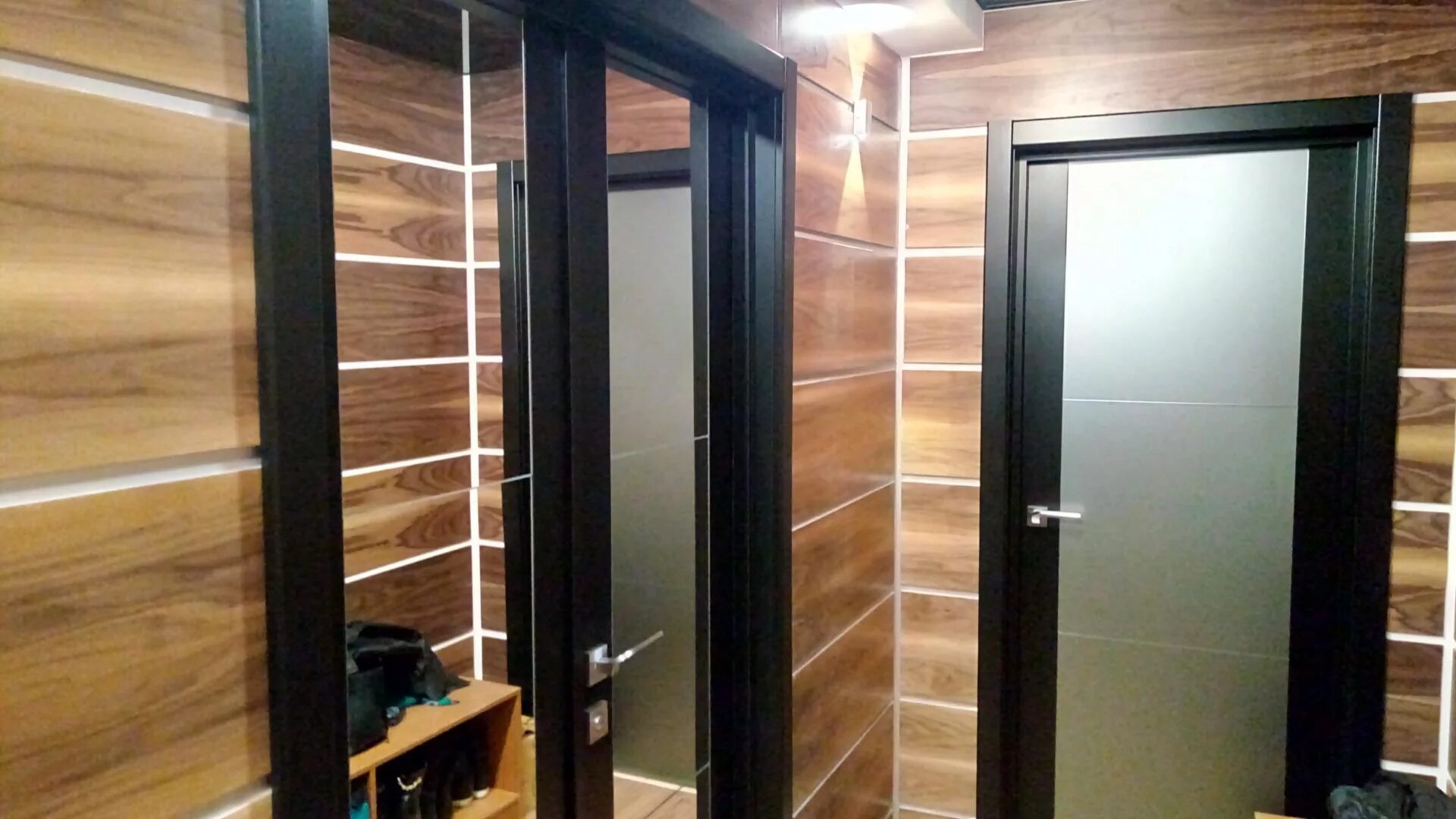 монтаж межкомнатных дверей. монтаж металлической двери. установщик входных дверей. отделка входной двери в квартире. монтаж входной двери.