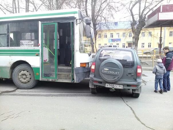 Саратов автобус 226. Пригородный автобус. Остановка 4 жил участок. Стадион Волга Саратов остановка.