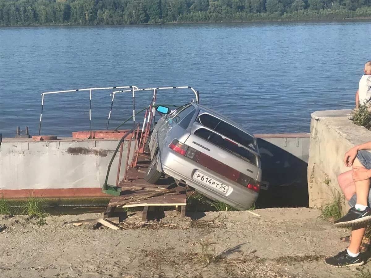 Камень на Оби происшествия. Автомобиль Обь. Камень на Оби паромы машин. ДТП суббота камень на Оби. Машины камень на оби