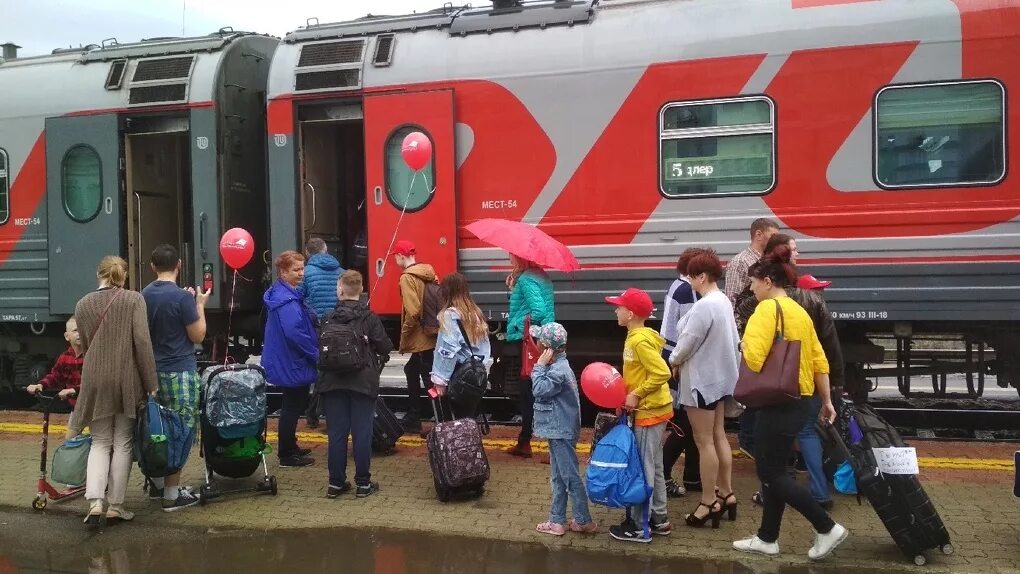 Поезда для детей. Путешествие на поезде. Группа пассажиров в поезде. Дети едут в поезде. Поезд череповец анапа 2024 год