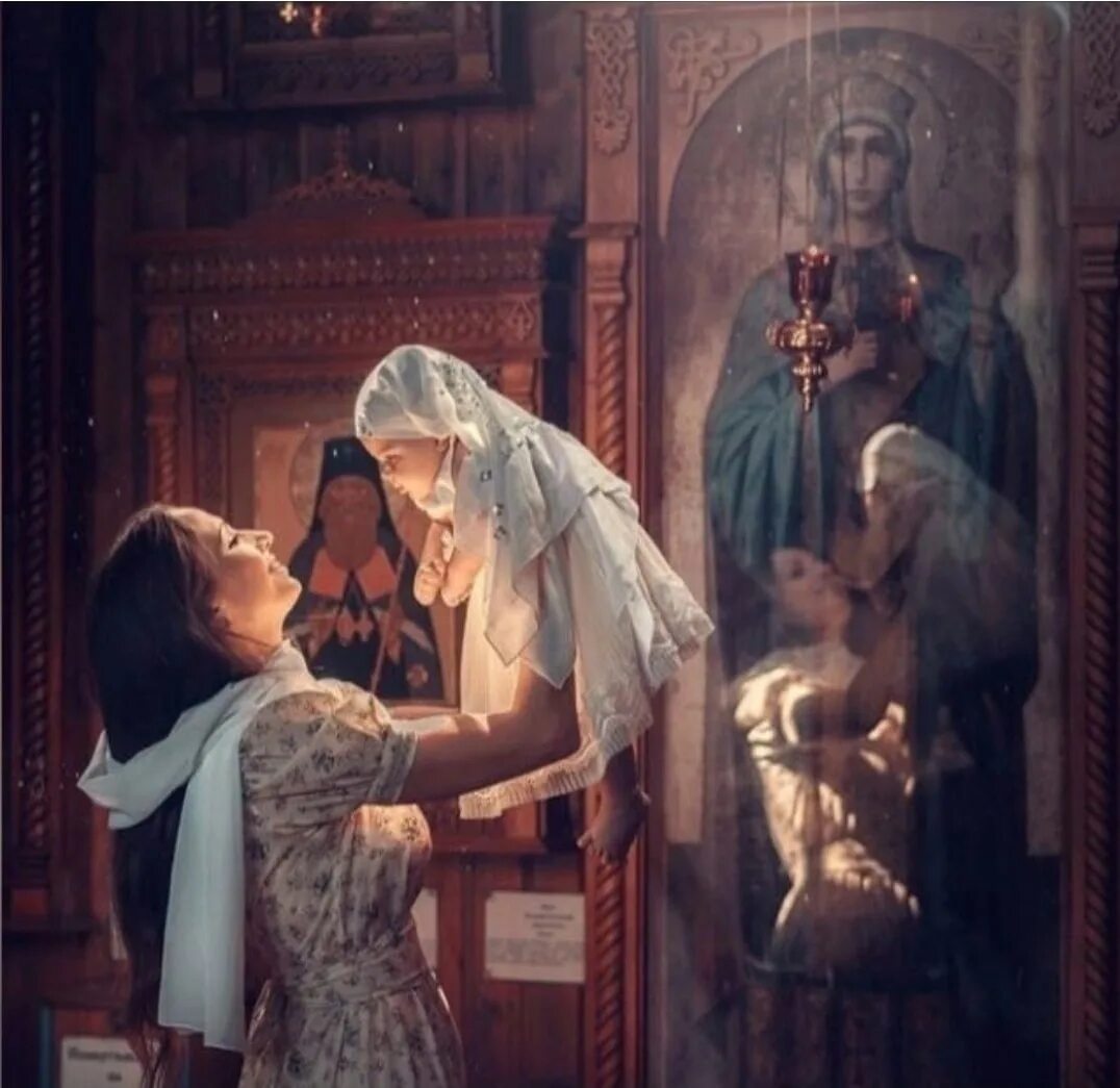 Дети в церкви. Женщина в храме. Дети в православном храме. Мама с младенцем в храме.