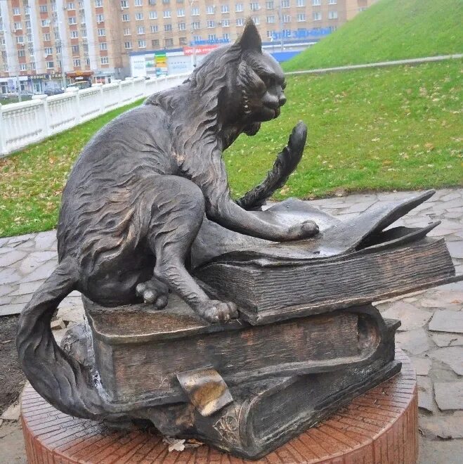 Кот ученый оренбург. Скульптура «кот учёный» гатчина. памятник коту ученому в калуге. скульптура кот ученый калуга.