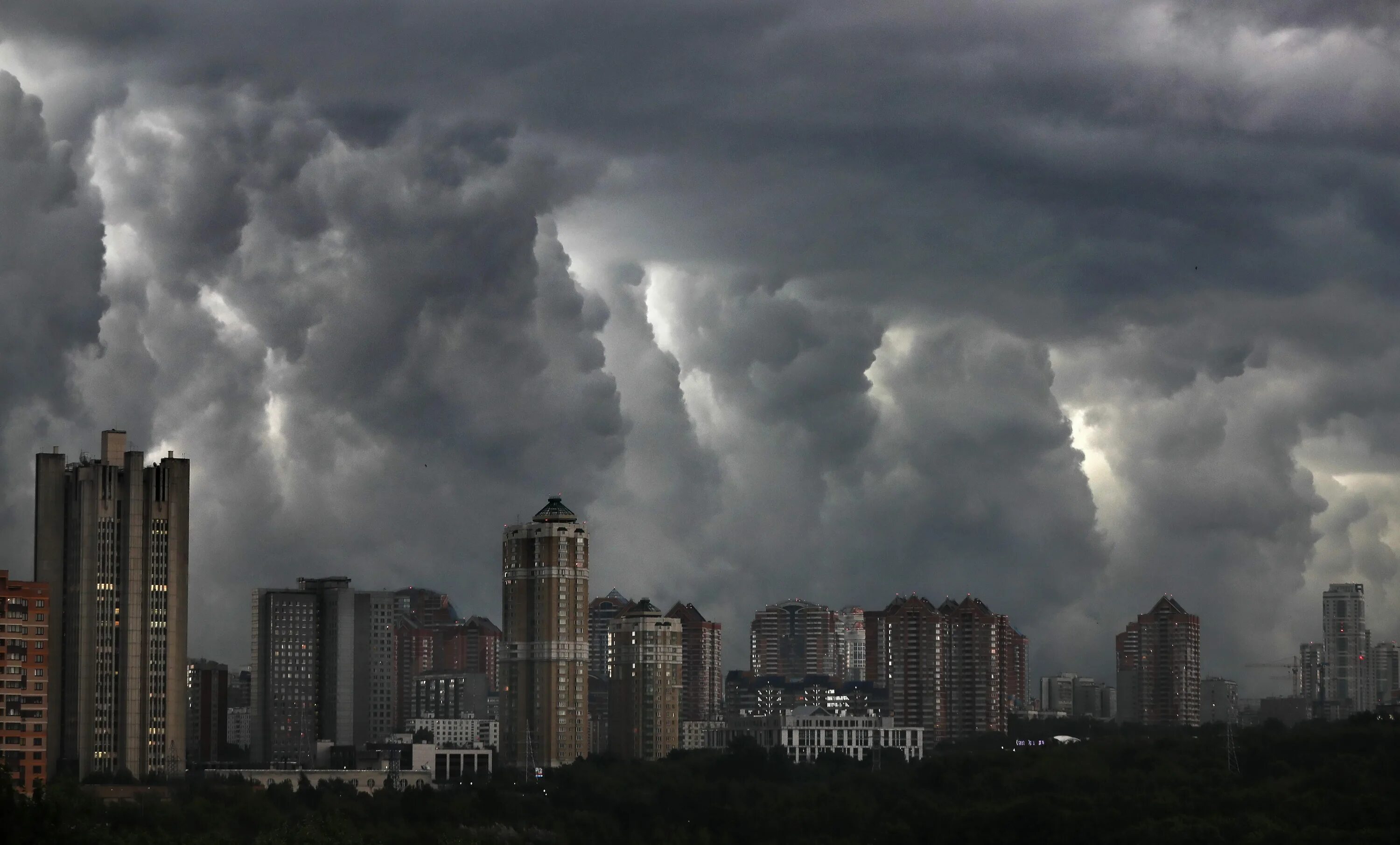 На москву надвигается ураган. Торнадо в москве. шквал в москве. ураган в москве. ураган в городе.