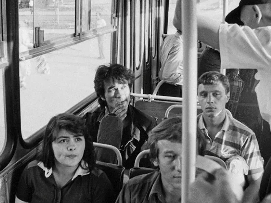 Троллейбус который идет на восток цой. Цой троллейбус. Виктор цой троллейбус. Цой троллейбус. Виктор цой троллейбус.