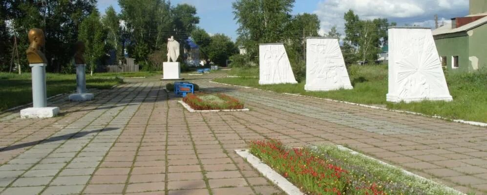 Завьялово сколько лет. Алтайский край Завьяловский район село Завьялово. Завьялово памятники Алтайский край Завьяловский район. Достопримечательности села Завьялово Алтайский край. Фотографии села Завьялово Завьяловского района Алтайского края.