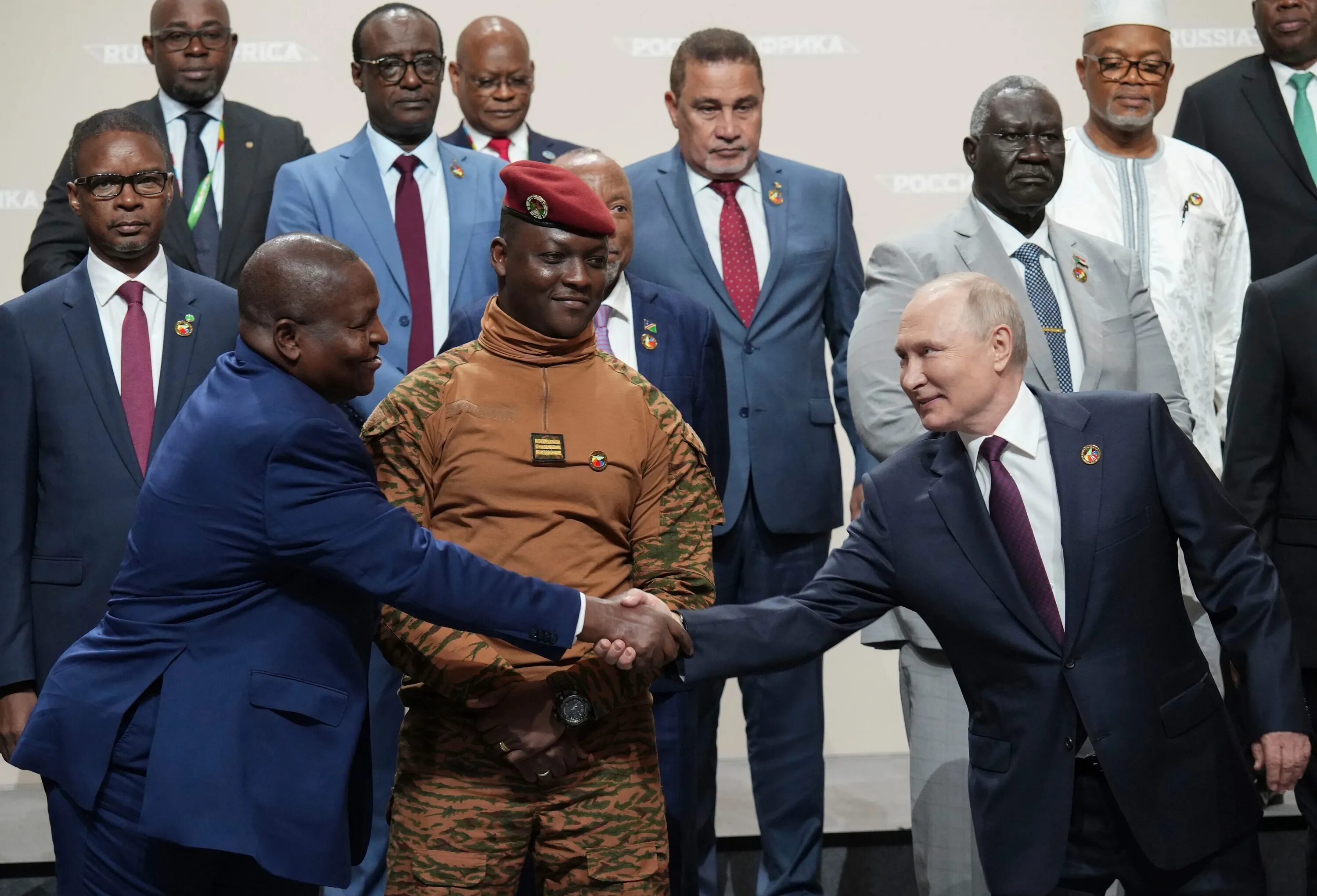 Прощен долг африке. Саммит Россия Африка 2023. Африканские диктаторы. Африканцы в России.