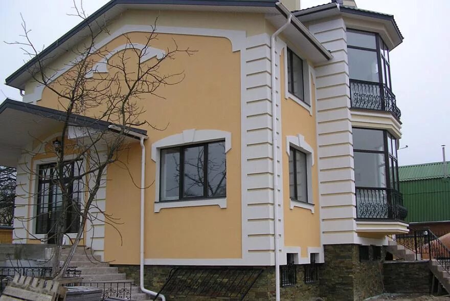 Мокрый фасад с декоративными элементами. Мокрый фасад с декоративной отделкой. Мокрый фасад многоквартирный дом. Отделка фасада короедом. Мокрый фасад здания.