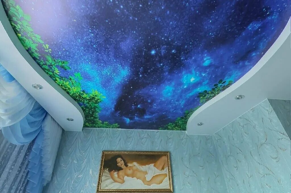 Узорчатый натяжной потолок. Натяжной потолок сыотопечатью. Натяжные потолки с узорами. Натяжные арт потолок. Красивые яркие натяжные потолки.