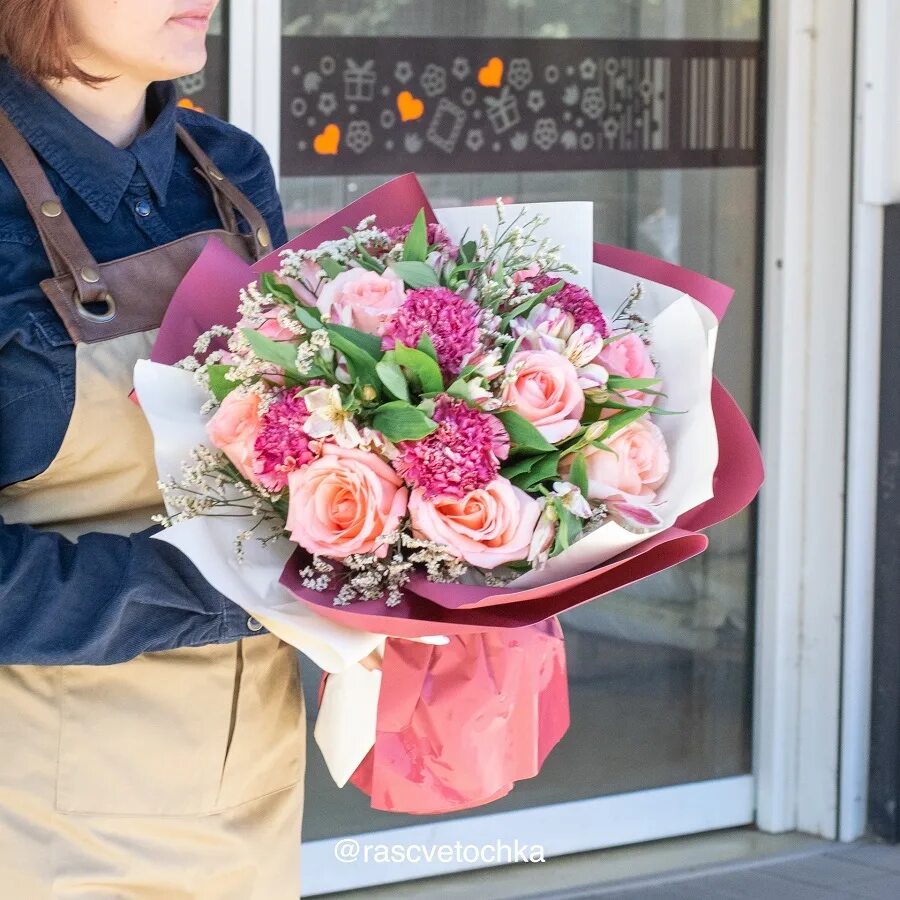 Какие подарить цветы маме на день рождения. Какие цветы подарить. Дарит цветы.