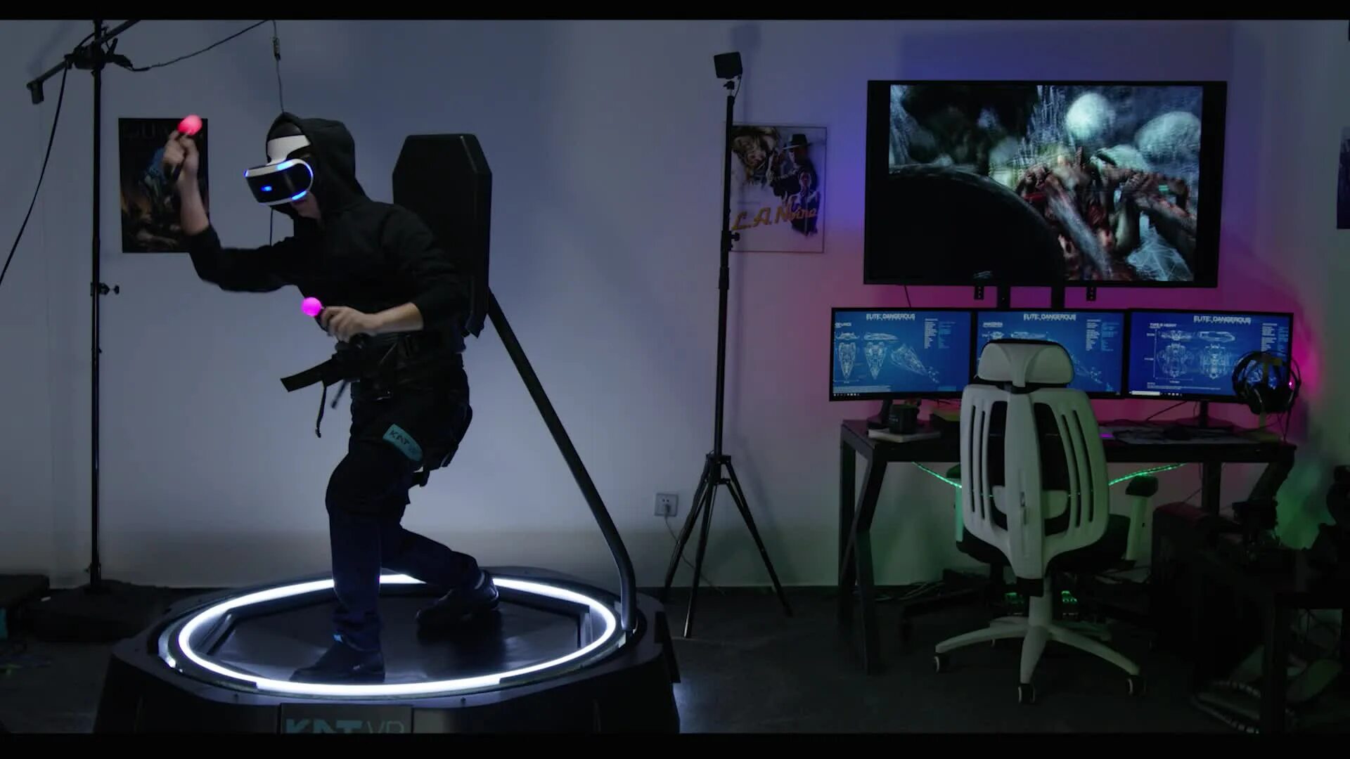 Kat vr mini. Vr костюм. Vr виртуальная реальность. Виртуальная реальность (virtual reality, vr). Шлем виртуальной реальности.