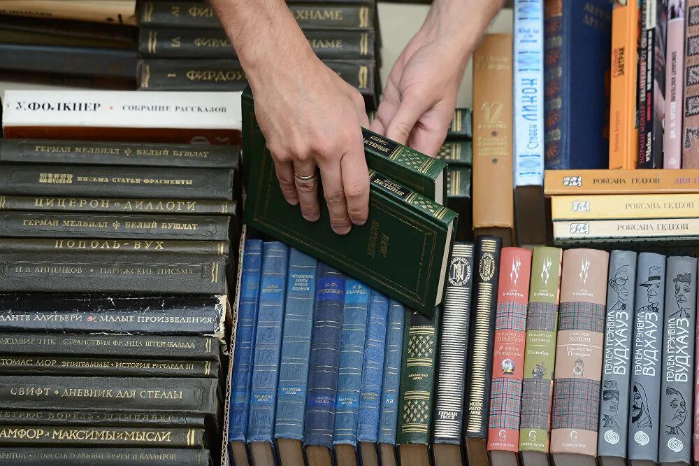 Куда отдать старые книги. Современная художественная литература это какая. Куда отдать старые книги. Старые книги. Куда отдать книги бесплатно.