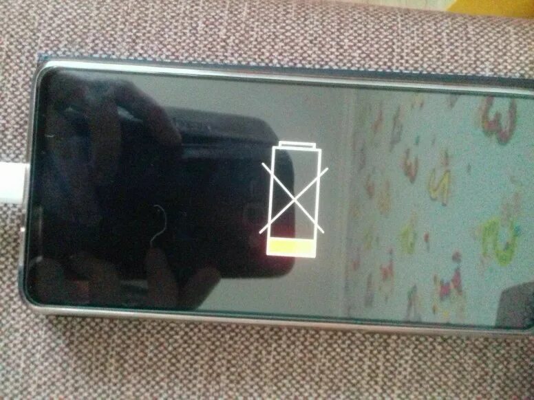 Poco m5 не включается. Mi 9t батарея. Перечеркнутая батарея Xiaomi. Выгорание дисплея Xiaomi mi 9 t. Ми 9т экран выгорел.