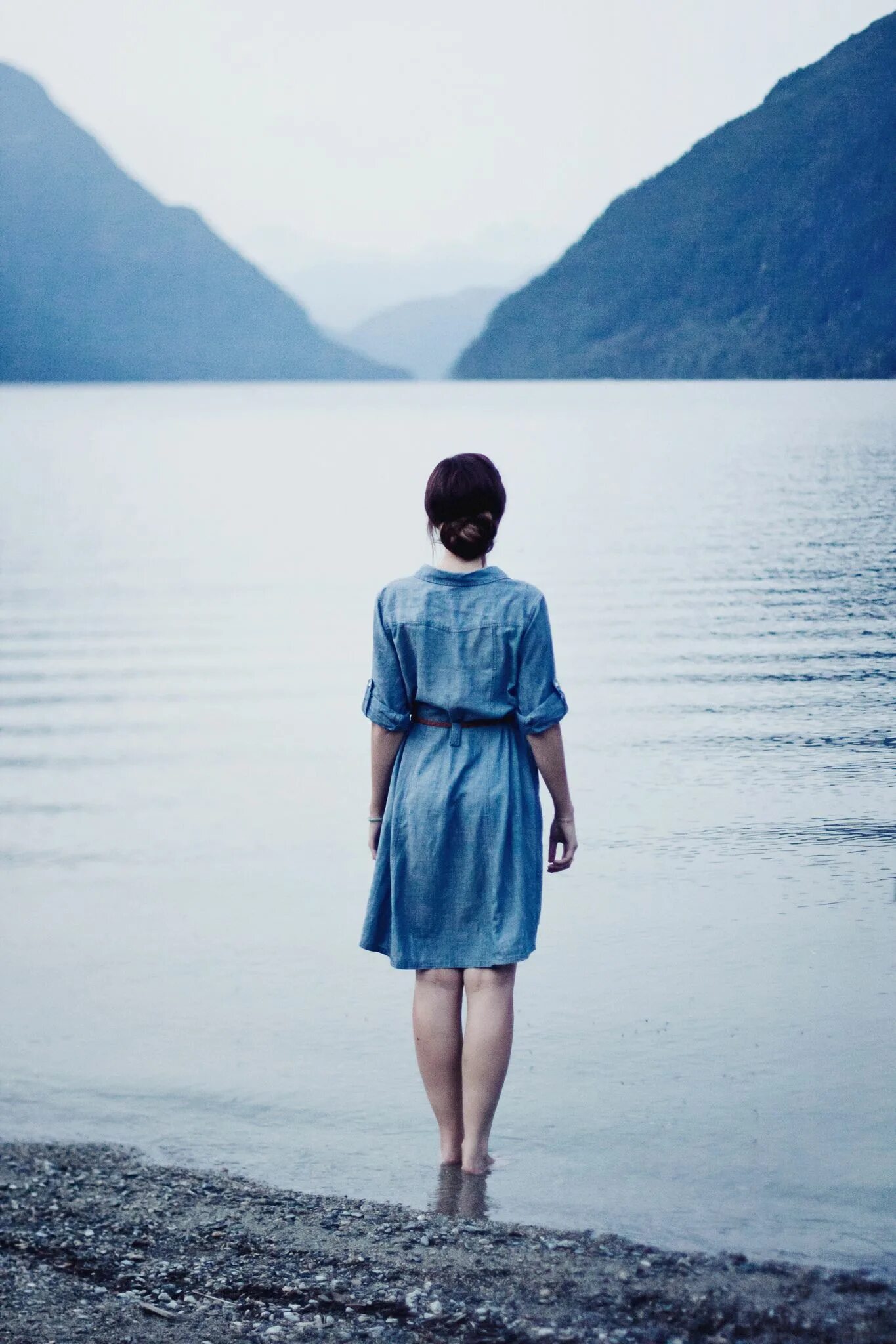 Девушка с русыми волосами зимой. Ребенок со спины. Девочка спиной стоит. Маленькая девочка стоящая спиной. Девочка сзади.