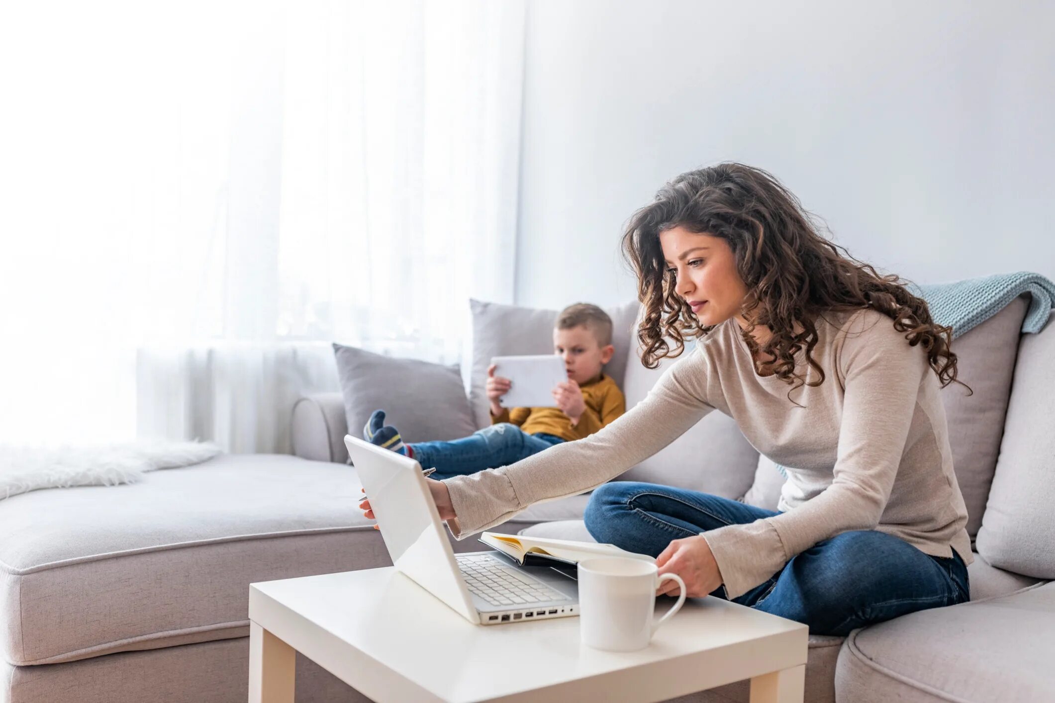 When you work at home. Семья с ноутбуком. Женщина работает дома. Мама с ребенком и ноутбуком. Девушка с ребенком и ноутбуком.