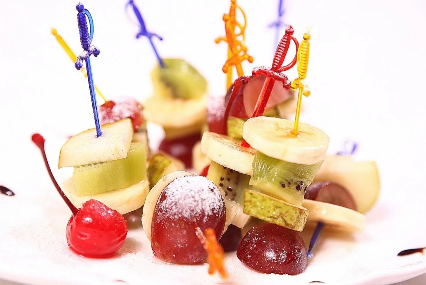 сладкие канапе на шпажках на праздничный. фуршет на шпажках. шпажки "фрукты". канапе фета маслины черри. сладкие канапешки.