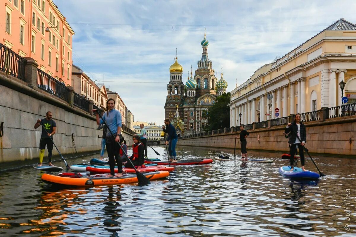 Ездила в питер. САП катание СПБ. САП серфинг по каналам в Санкт-Петербурге. Питер сапы на каналах. САП серфинг в Питере.