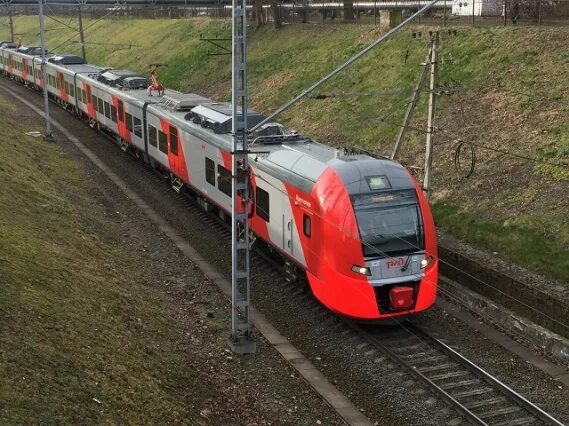 Электричка ласточка зеленоградск. Поезд Ласточка Калининград. Электропоезд Ласточка Калининград Светлогорск. Калининград Зеленоградск электричка Ласточка. Поезд Ласточка Калининград Светлогорск.