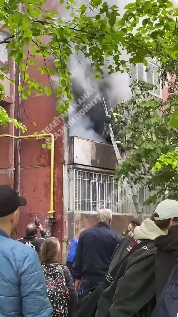 Пожар Лукин. Астория пожар Казань. Пожарник тушит пожар. Пожар на Лукина 11 Казань.