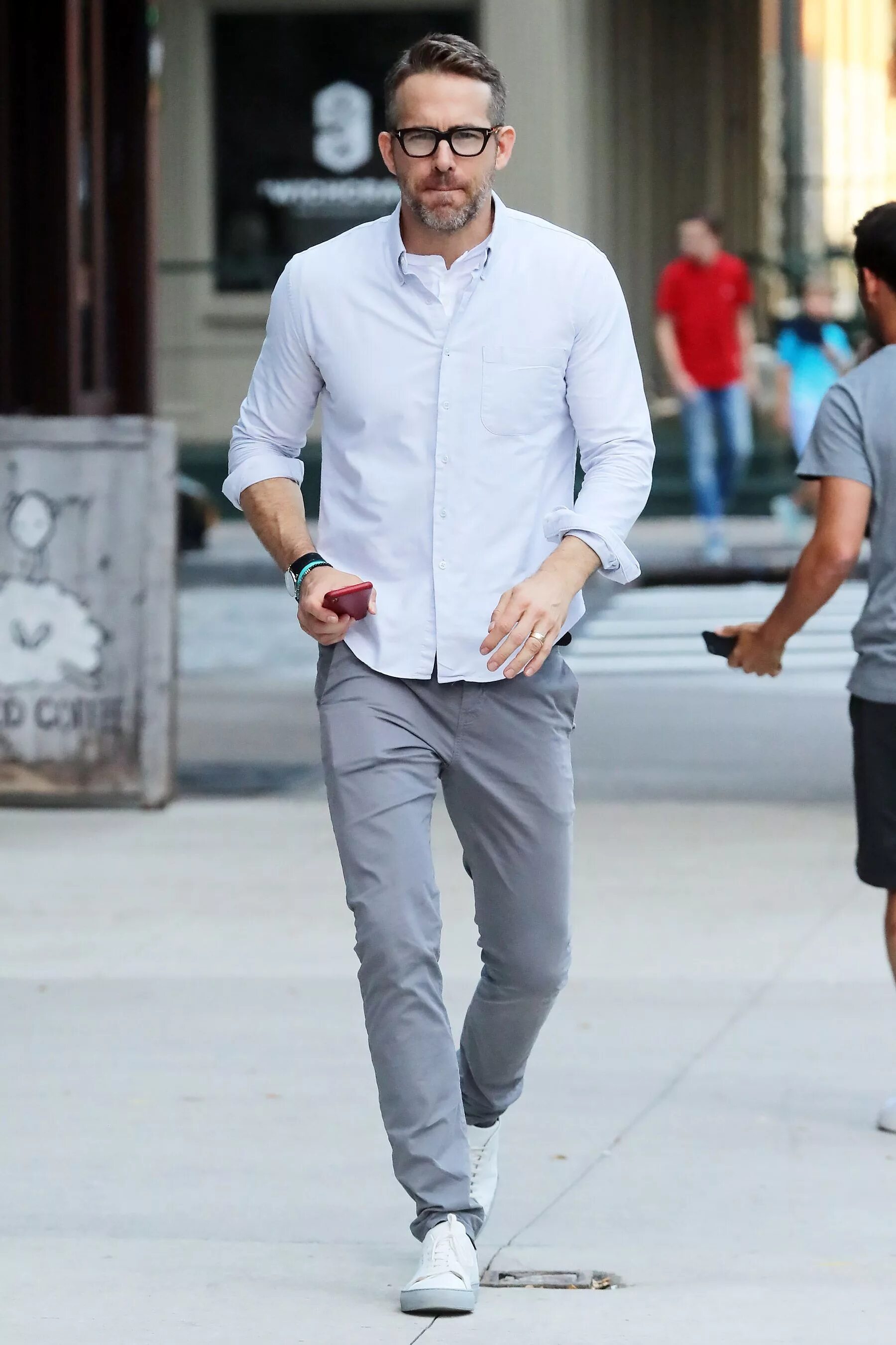 Мужчина небольшого роста. Mens outfit Grey Chinos.