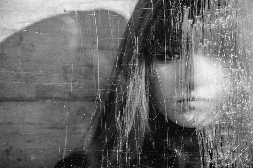 Качая свет печальный. Грустные картинки. Одиночество под дождем. Печальный ангел. Девушка в печали.