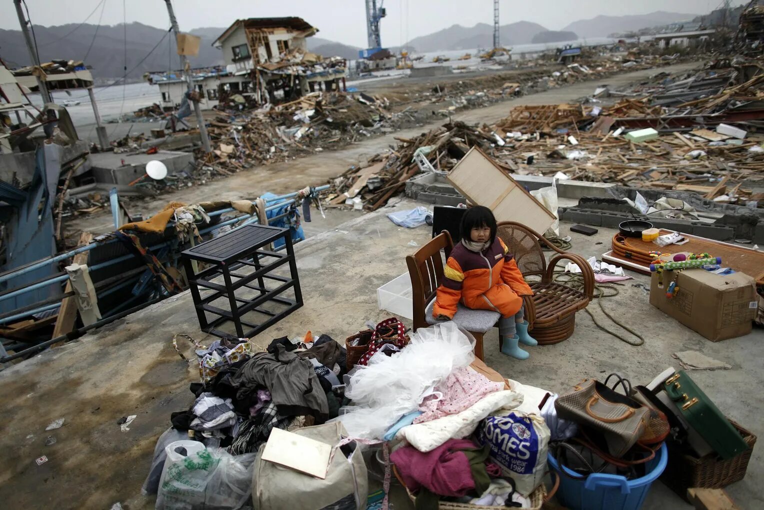 Tsunami natural disaster. Япония 2011 землетрясение и ЦУНАМИ. Япония 2012 ЦУНАМИ. Землетрясение в Японии 2011 Фукусима.