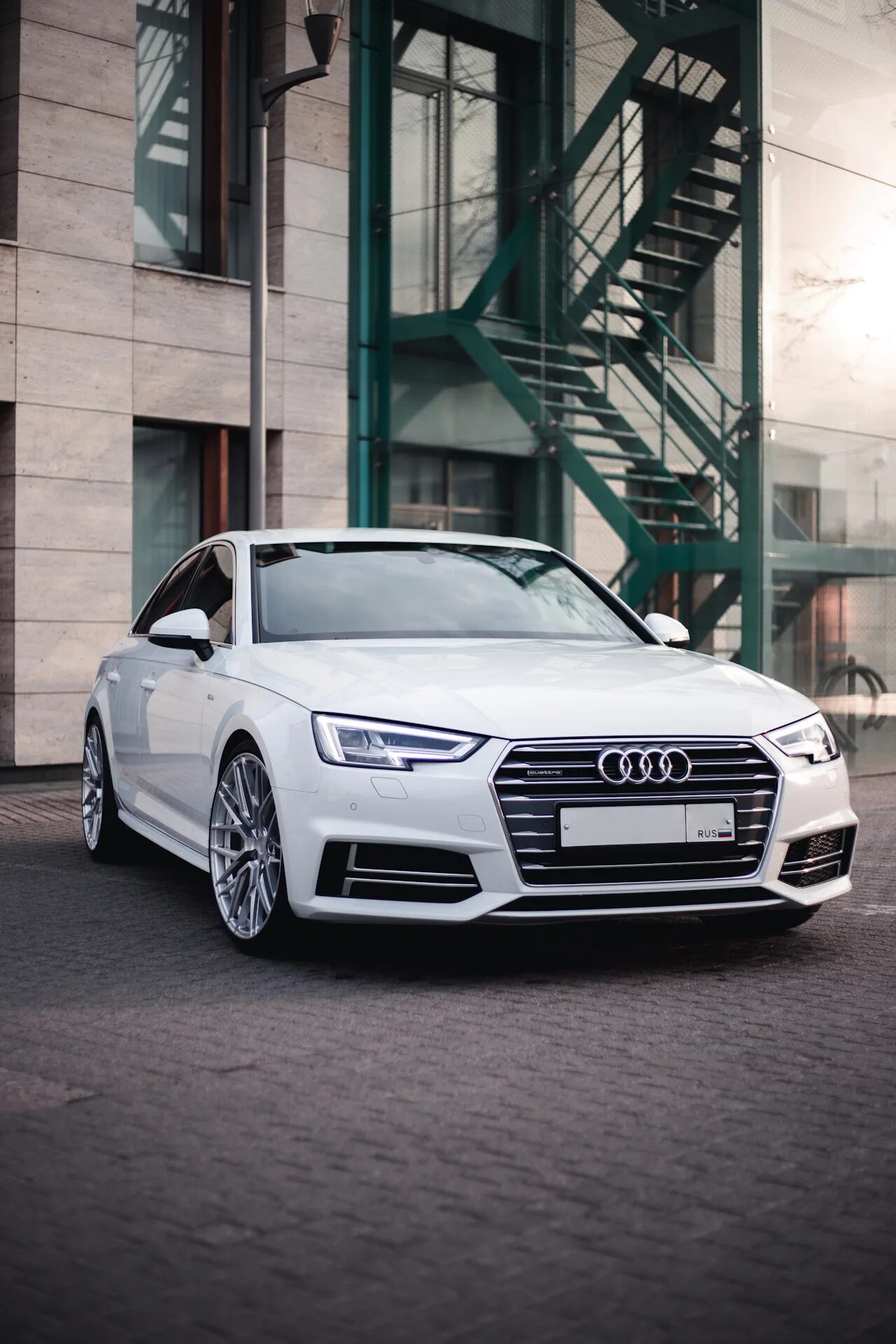 Audi a4 b9. Audi a4 b9 белая. Audi a4 b9 Рестайлинг. Audi a4 b9 2019.