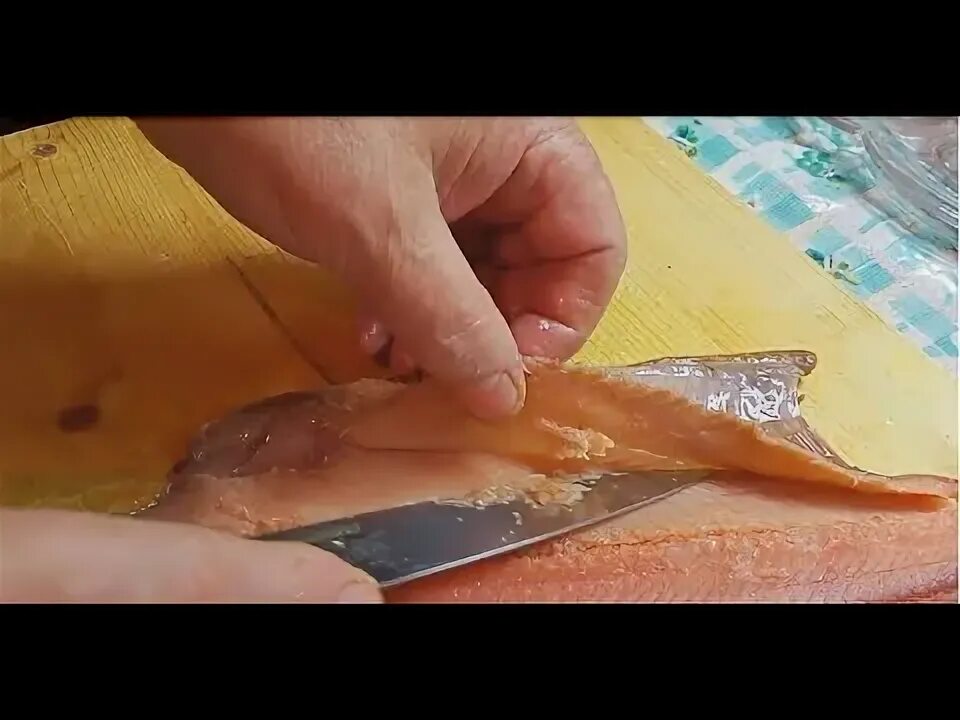 Разделать селёдку на филе. Красная рыба нарезка. Быстро разделать селедку. Разделать селёдку на филе. Разделать селёдку на филе без костей.