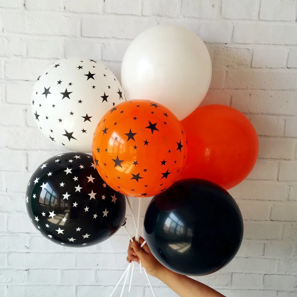 На обычном шаре. Оранжевые шары. Оранжево-черные шары. Черно оранжевые шары. Оранжевые шары композиция.