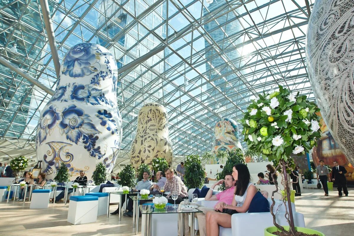 В москве полно работы. Вахта в москве. Речные прогулки москва. Art москва гостиный двор скульптура художника. Комплектация заказов на складе.