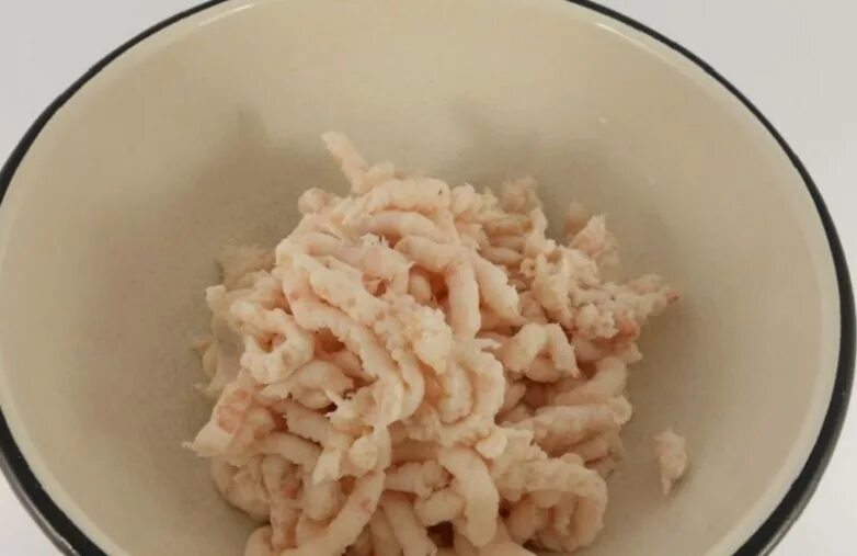 Сало пропущенное через мясорубку. Сало прокрученное через мясорубку. сало прокрученное через мясорубку с чесноком. шпик свиной с чесноком через мясорубку. закуска из сала через мясорубку.