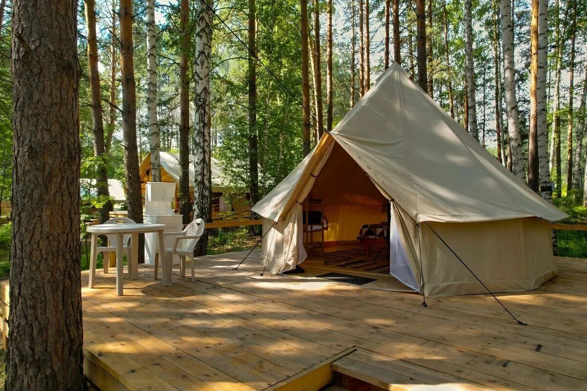Глэмпинг лес и море. Поляна глэмпинг куршская коса. глэмпинг-парк зазеркалье асбест. глэмпинг оленьи ручьи.
