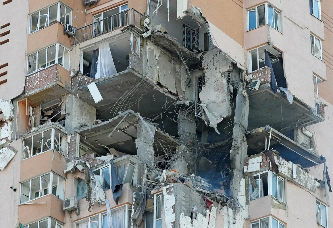 Разбомбили хохлов. Разрушенный дом. Разбитый дом. Разрушенные здания в Украине. Разбомбленный дом.