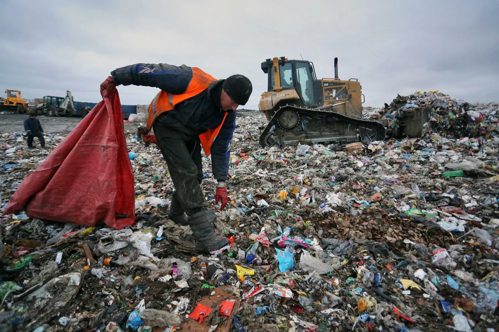 Методы переработки твердых бытовых отходов захоронение. Переработка отходов инфографика. Пути решения проблемы мусора. Плакат путь мусора до урны. Проблемы города омска.