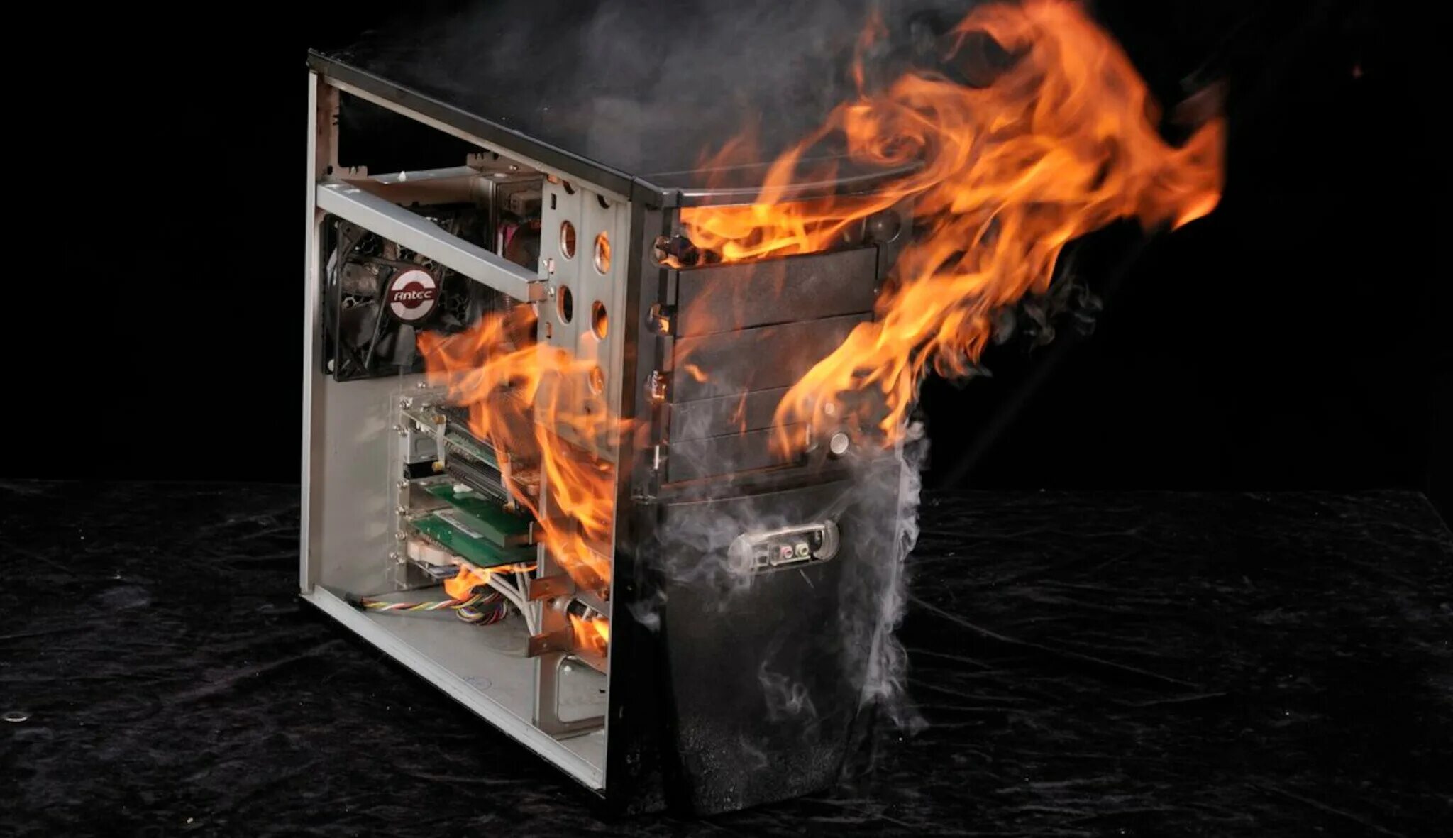 Сгоревший пк. Комп горит. Сгоревший комп. Системник горит. Сгоревший системный блок.