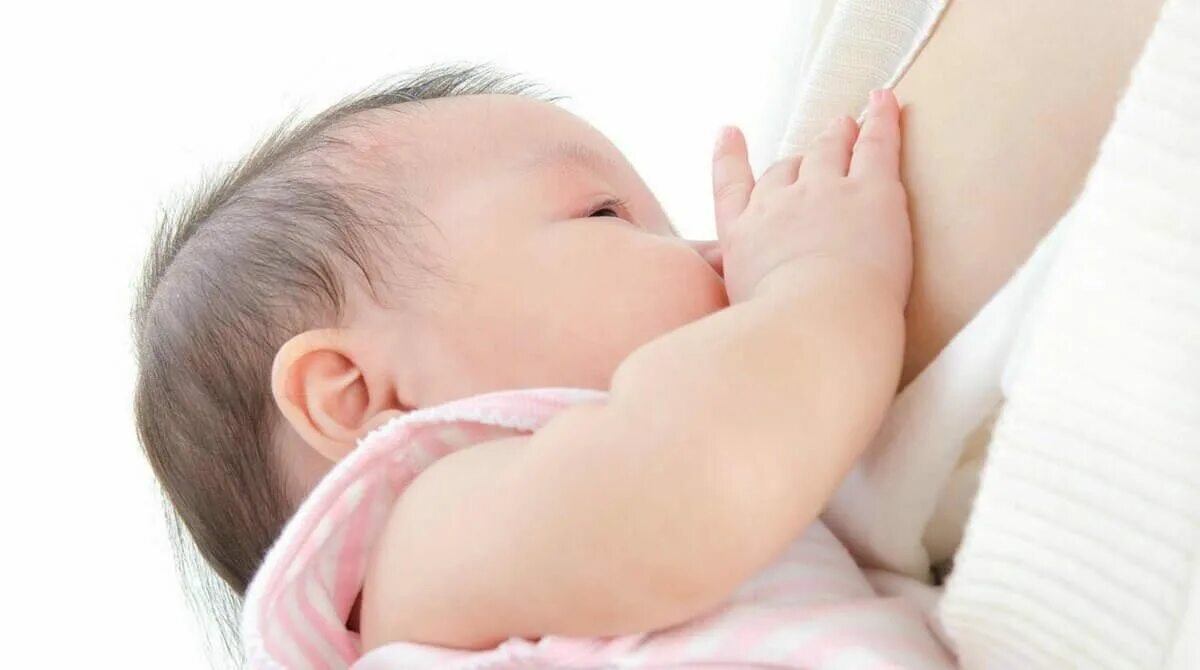 Ребенок плачет на груди. Грудное вскармливание новорожденных. Новорожденный плачет при кормлении грудью. Молочница и грудное вскармливание новорожденных. Грудной ребенок выгибается и плачет.