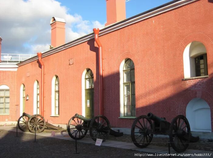 Крепость Каретник Петропавловская крепость. Здание каретника Петропавловская крепость. Каретники СПБ. Старый Каретник Выборг. Зимний каретник