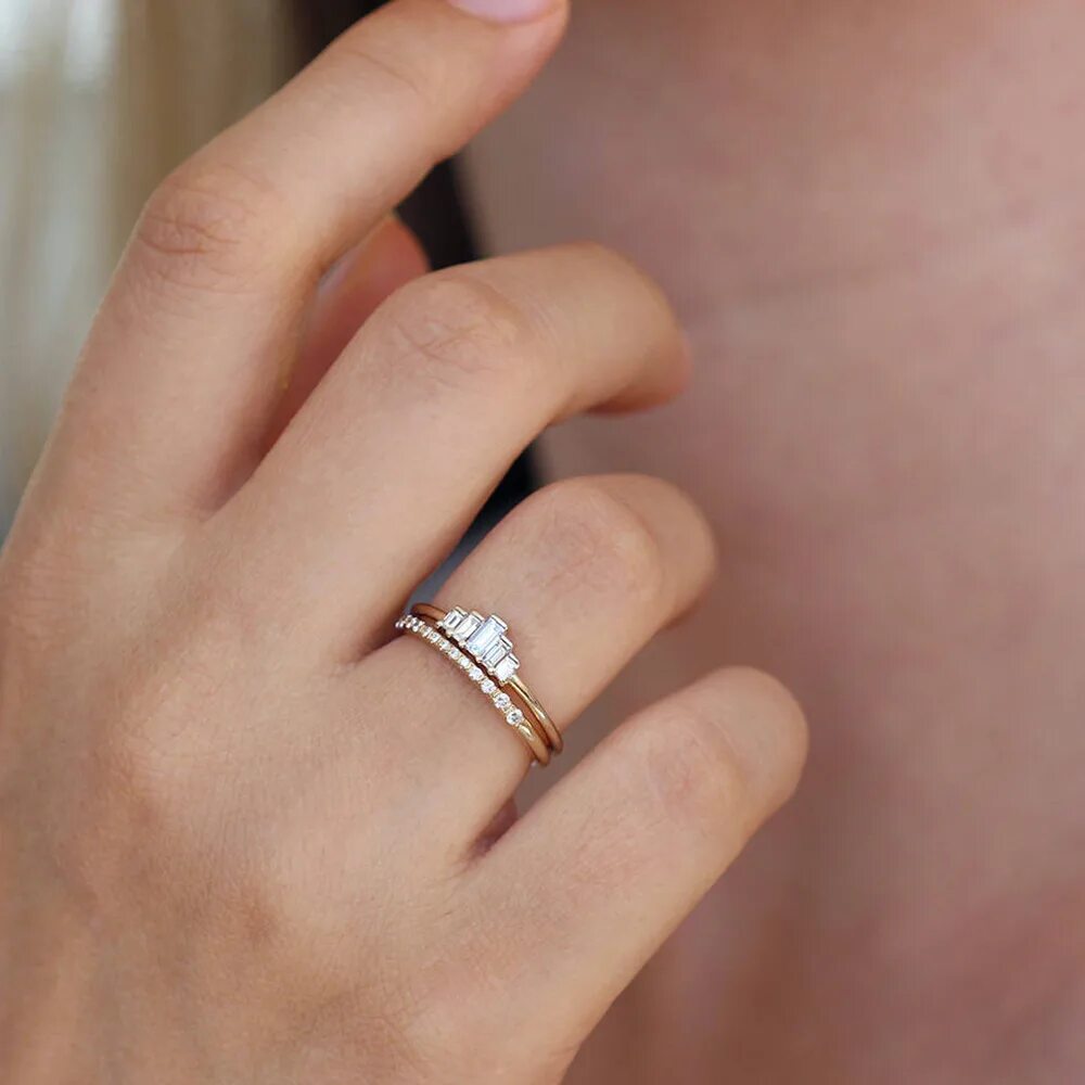 Кольцо Baguette artemer. Обручальное и помолвочное кольцо. Кольцо на пальце. Два кольца на одном пальце. Кольцо на правом безымянном пальце у девушки