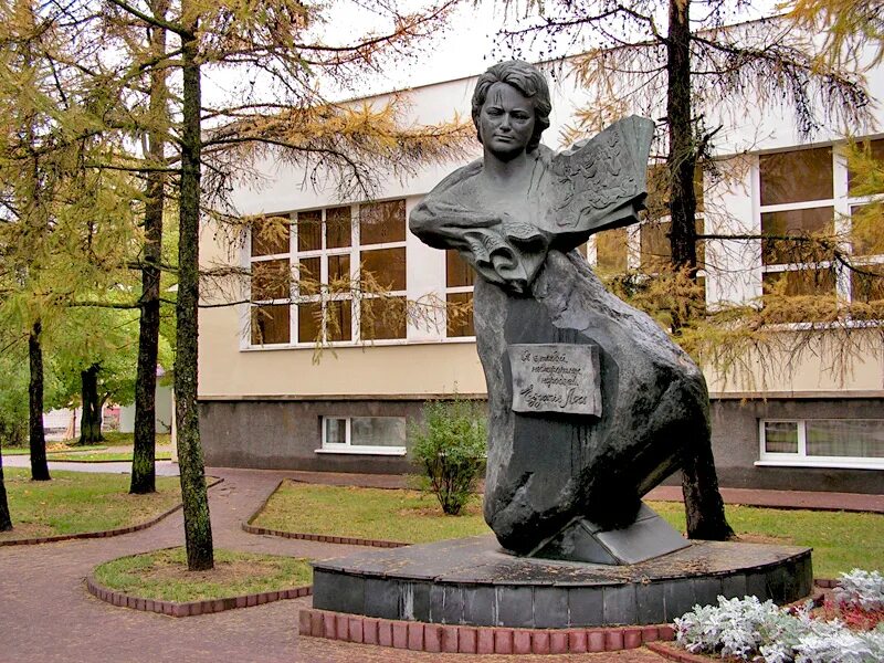 кадры великой отечественной войны. дзяучыне. памятник русским женщинам памятник евдокине лось. памятник евдокией равнягинрой. военные кадры.