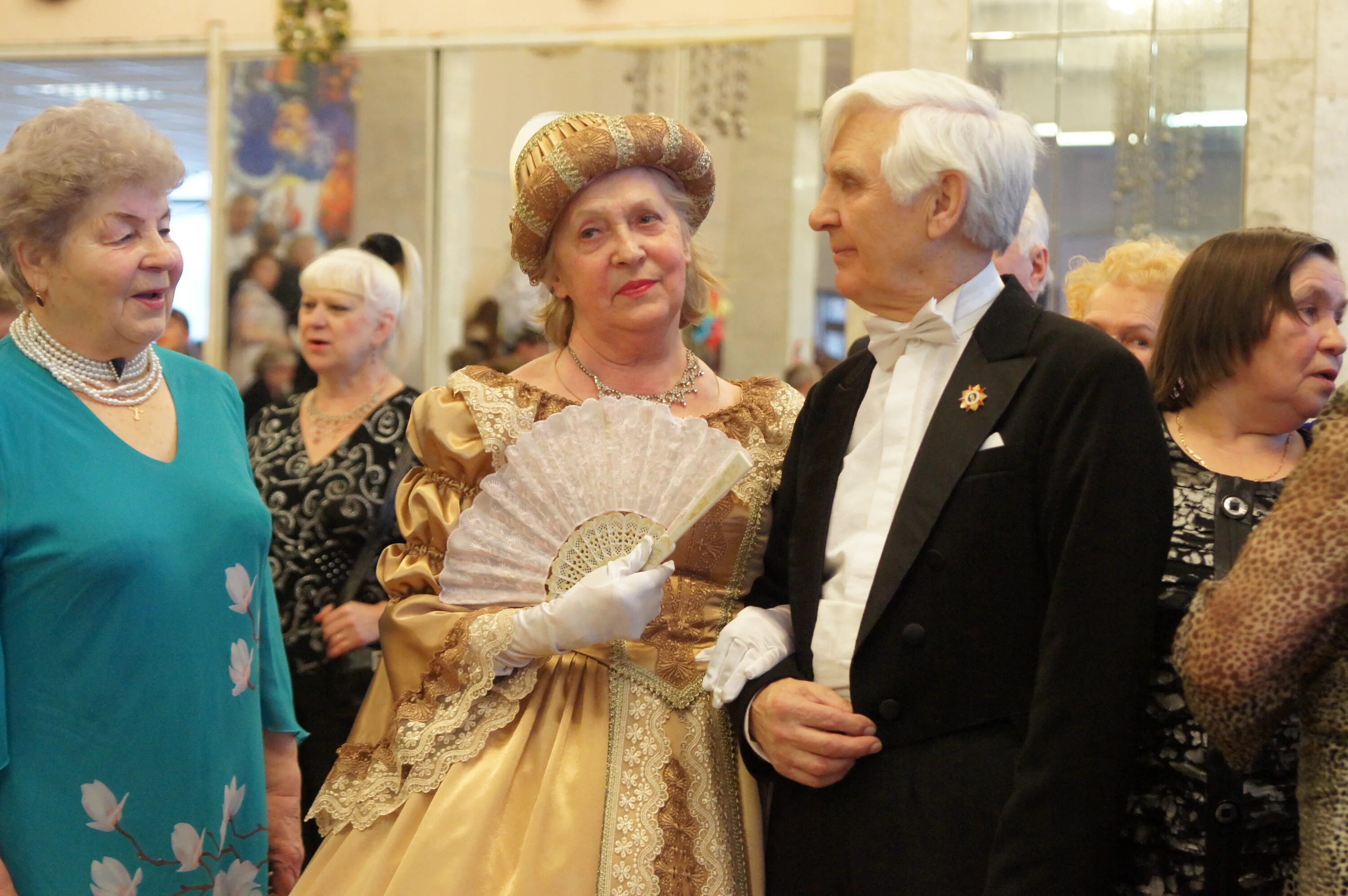 Посещение музеев пенсионерам. Гардеробщица пенсионерка. Работа для пенсионеров театр музей. Пенсионеры московской области. Пенсионерка в театре.