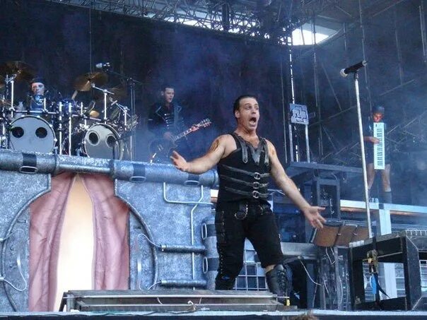 Рамштайн 18. Рамштайн 2001. Rammstein Tour 2004. Группа рамштайн в 2004. Rammstein Tour 2005.