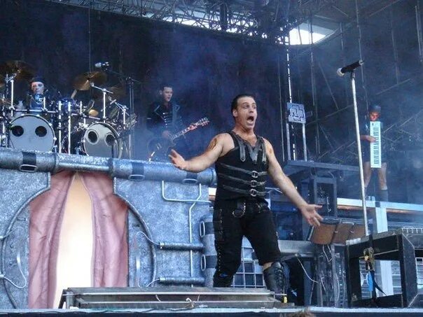 Rammstein версия. Rammstein 2004. рамштайн 2001. rammstein 2004 tour. группа рамштайн в 2004.