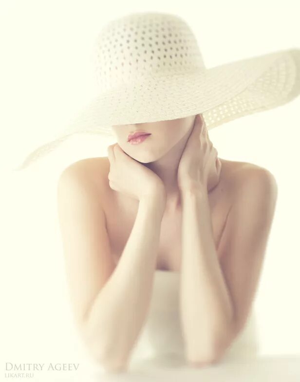 Девушка в шляпе без лица. Девушка в шляче чернобелое. Красивая женщина в шляпе. Девушка в черной шляпе. Лицо шляпа женщина.