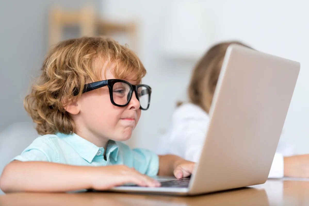 Ребенок за компьютером. Компьютер для детей. Ученик за компьютером. Ребенок перед компьютером.