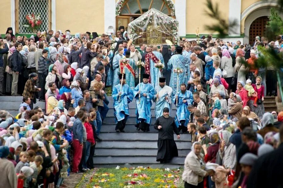Как одеться на успение богородицы. Успение пресвятой богородицы псково печерский монастырь. успение в псково печерском монастыре. праздник успения в псково-печерском монастыре. псково-печерский монастырь день успение пресвятой богородицы.