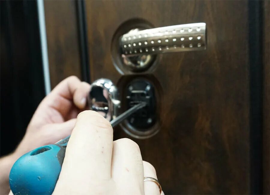 поменять замки выезд мастера. мастер по вскрытию дверных замков. мастер по вскрытию замков. Locksmith my area. поменять замки выезд мастера.