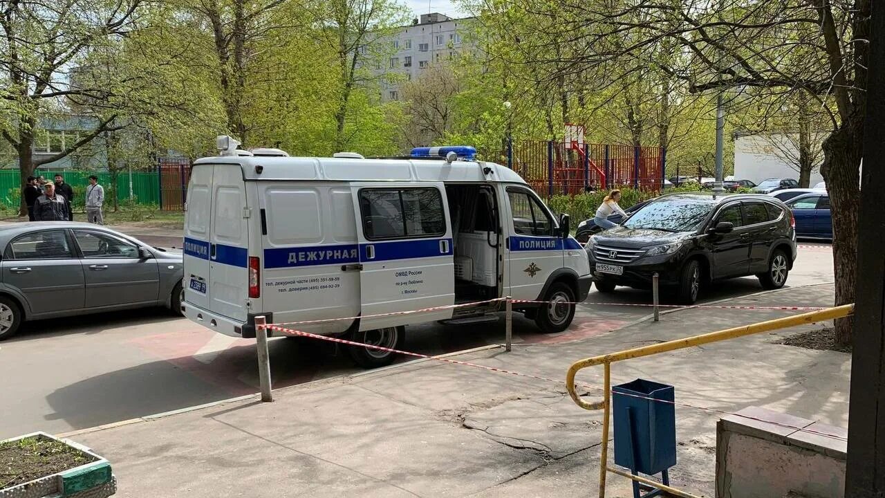 Девушка выпала из окна в москве. Ребёнок выпал из окна в москве вчера. В москве выпала девочка. Девушка выпавшая из окна. Гатчина девочка выпала из окна.