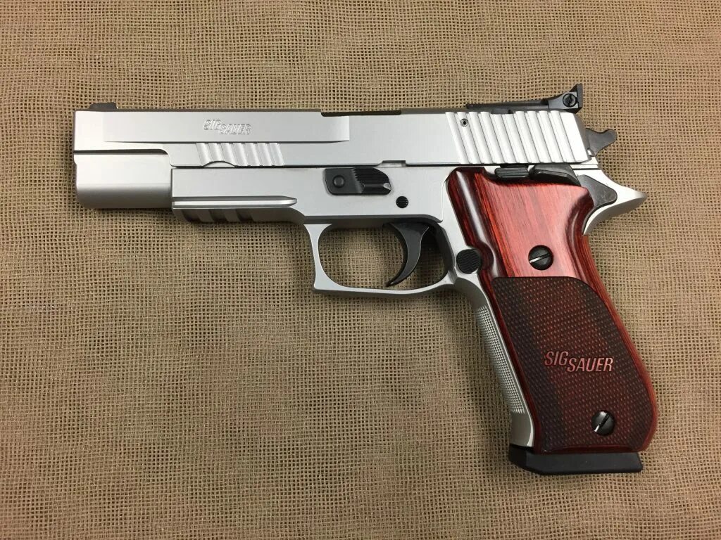 Sig p220. Sig sauer p220 10 mm auto. Sig sauer p220. Зиг зауэр p220. Sig sauer p220 carry elite stainless.